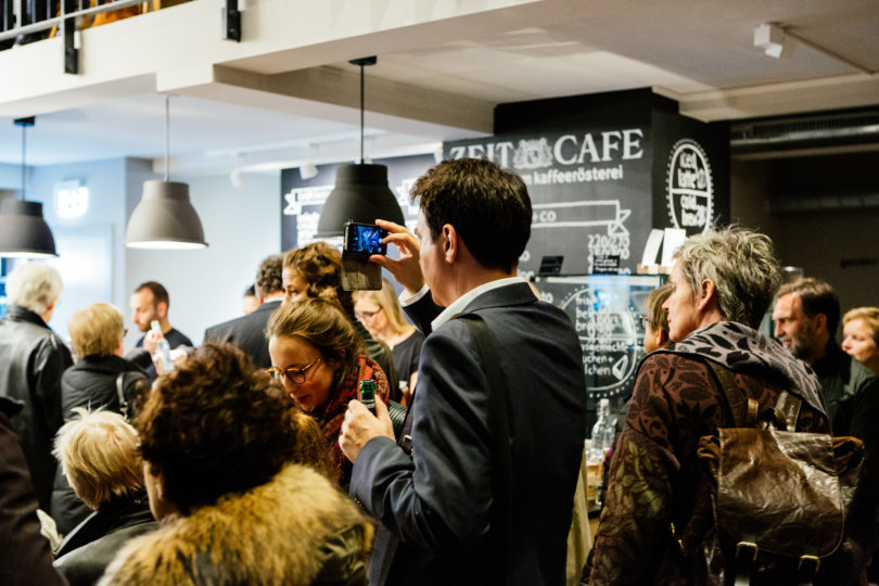 Unter-Freunden-Abend: Die mutigsten Z-Plakate im ZEIT Café