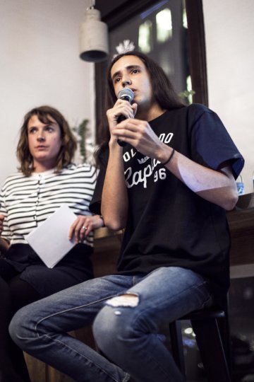 Xiuhtezcatl Martinez und ZEIT Redakteurin Laura Cwiertnia beim Unter-Freunden-Abend im ZEITCafé