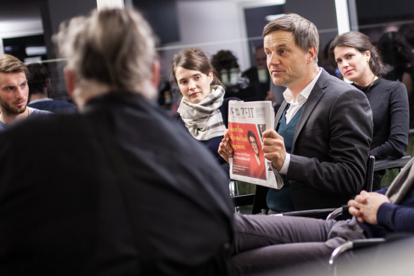gespannte Leserinnen und Leser beim Redaktionsbesuch in Berlin
