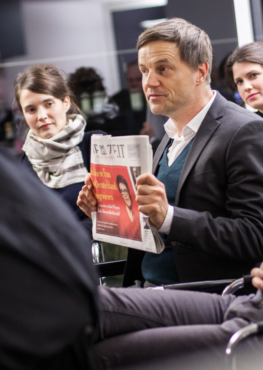 gespannte Leserinnen und Leser beim Redaktionsbesuch in Berlin