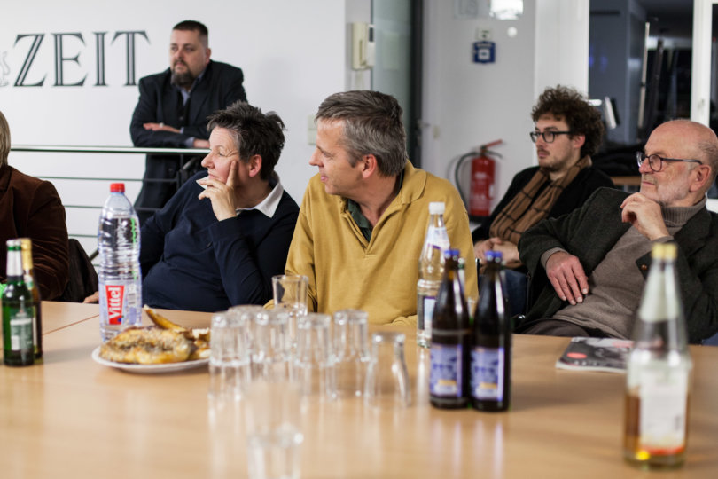 gespannte Leserinnen und Leser beim Redaktionsbesuch in Berlin