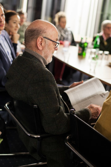 gespannte Leserinnen und Leser beim Redaktionsbesuch in Berlin