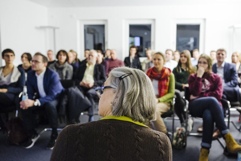Gespannte Leserinnen und Leser beim Redaktionsbesuch in Hamburg
