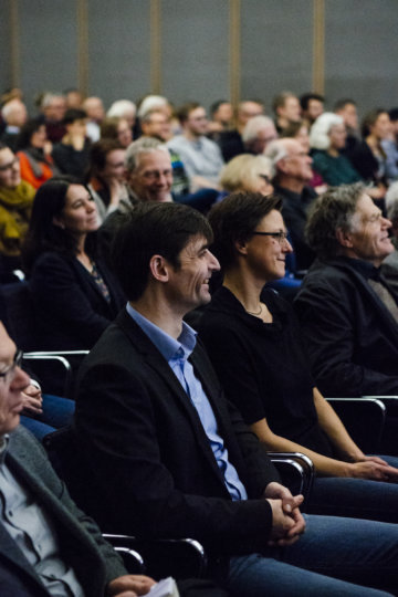 Interessierte Leserinnen und Leser beim Unter-Freunden-Abend