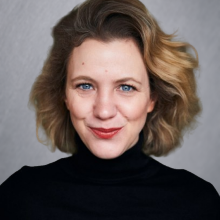 Frau vor grauem Hintergrund