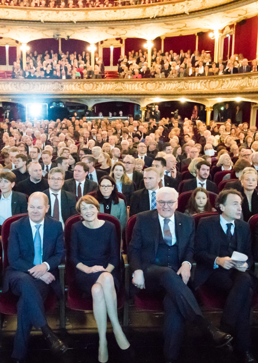 Das Publikum bei der Verleihung des Marion Dönhpff Preises mit zu den Gästen zählen unter anderen Giovanni di Lorenzo, Frank alter Steinmeier und Olaf Scholz