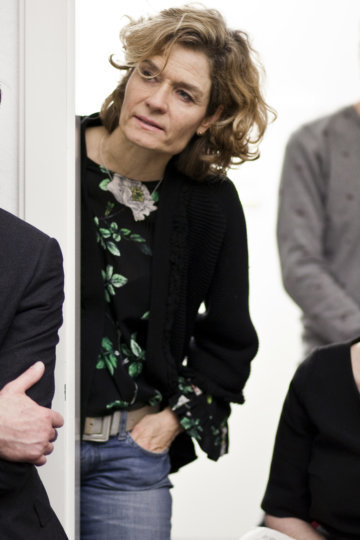 Gespannte Leserin beim Redaktionsbesuch in Zürich