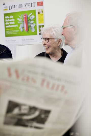 Leserinnen und Leser im Gespräch beim Redaktionsbesuch in Zürich