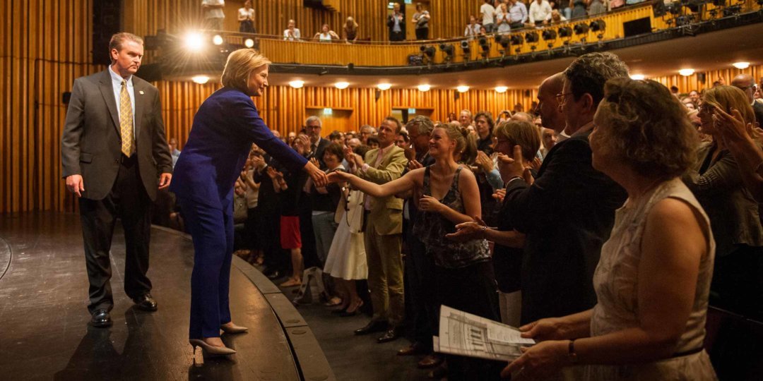 Hilary Clinton gibt Zuschauern die Hand