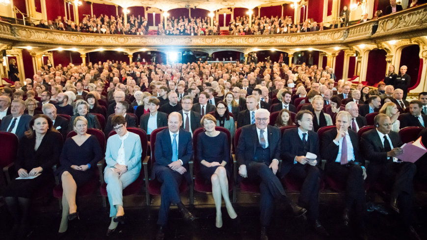 Das Publikum bei der Verleihung des Marion Dönhpff Preises mit zu den Gästen zählen unter anderen Giovanni di Lorenzo, Frank alter Steinmeier und Olaf Scholz