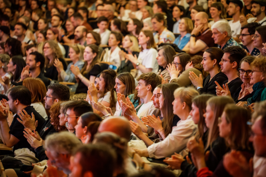 lachendes und klatschendes Publikum