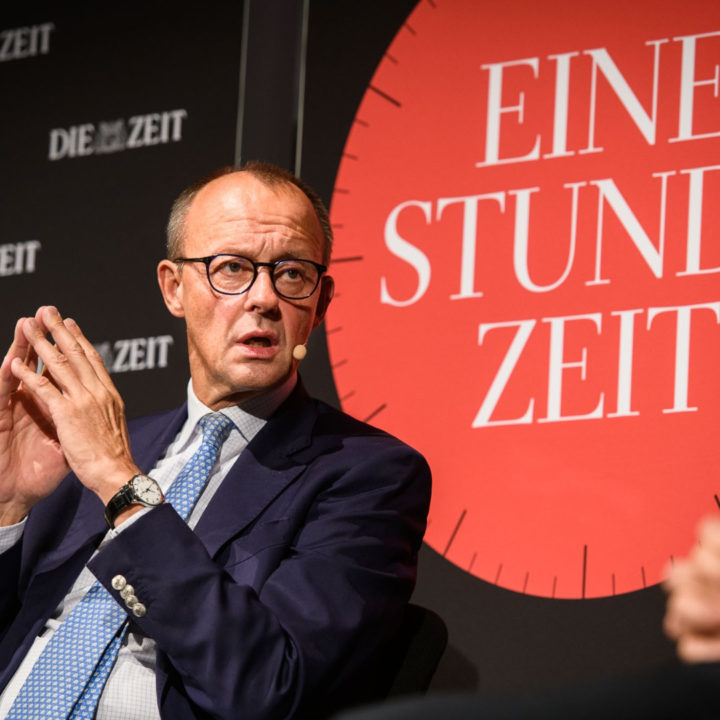 Friedrich Merz vor dem roten "Eine Stunde ZEIT" Logo