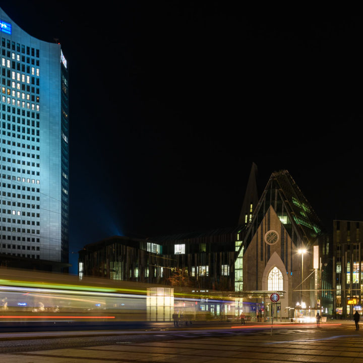 Dynamische Nachtansicht des Paulinums in Leipzig