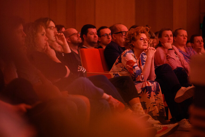 Sabine Rückert sitzt im Publikum und schaut gespannt auf die Bühne.