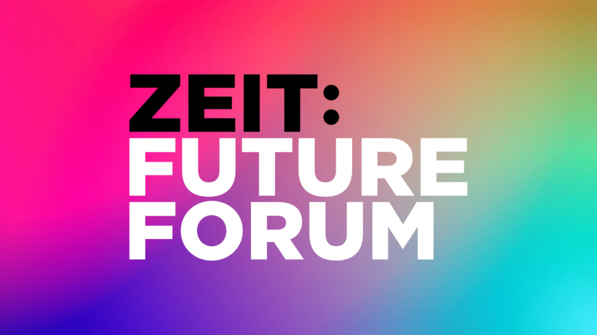 Logo ZEIT:FUTURE FORUM vor einem verwaschenem blurry Hintergrund