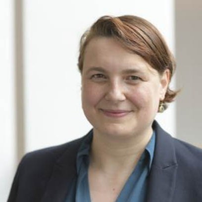 Prof. Dr. Gertraut Stadler in einem blauen Blazer, vor einem hellen Hintergrund