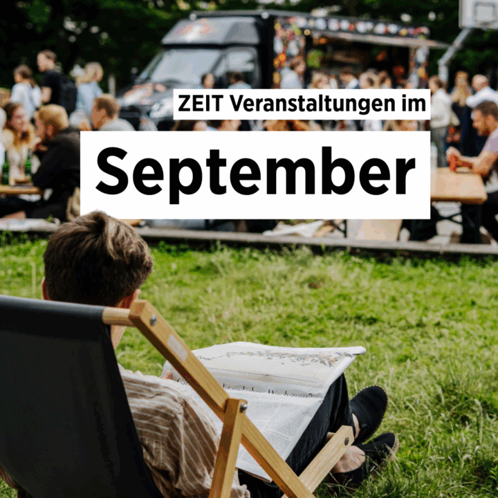 Ein Mensch sitzt im Liegestuhl und liest eine Ausgabe der ZEIT. Hinter ihm steht schwarz auf weiß ZEIT Veranstaltungen im September
