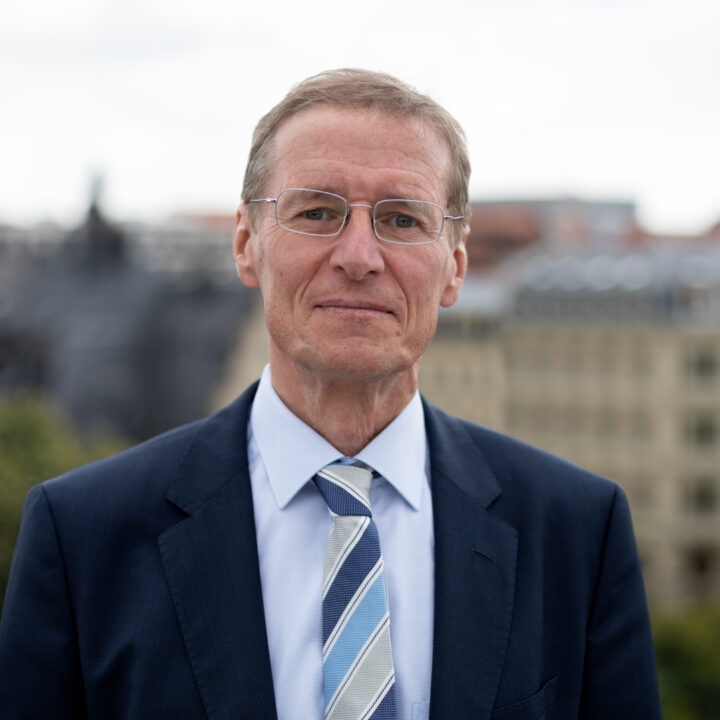 Portrait von Mann im Anzug