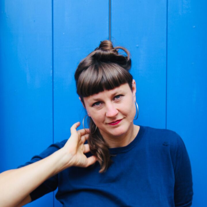 Dita Zipfel vor blauem Hintergrund