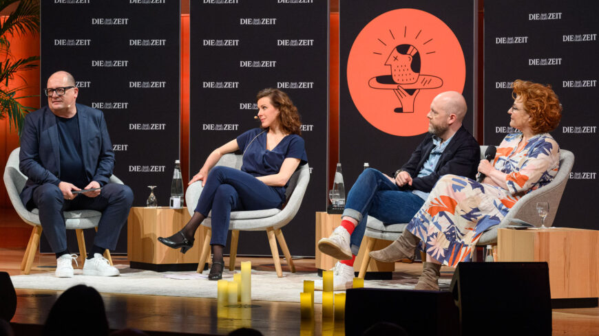 Die ZEIT-Verbrechen Hots auf einer Bühne in Dresden